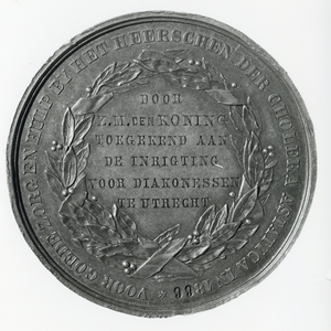 826402 Afbeelding van de achterzijde van de gedenkpenning, door koning Willem III geschonken aan de Inrigting voor ...